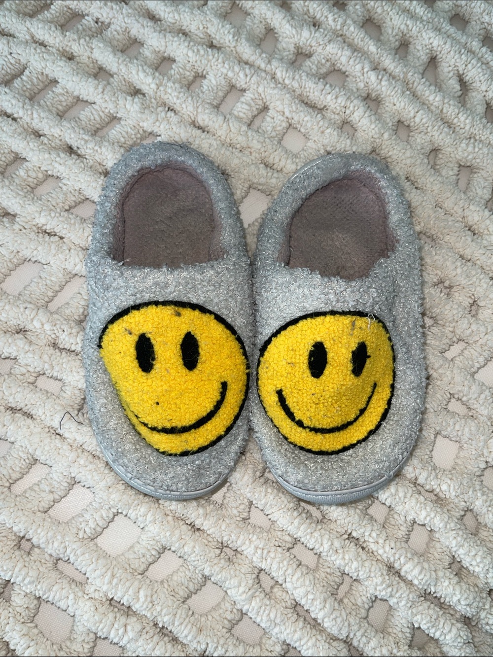💛Gray Kids One-Piece Slippers with Yellow Smiley Face Big kid size 7 Big Boy💛